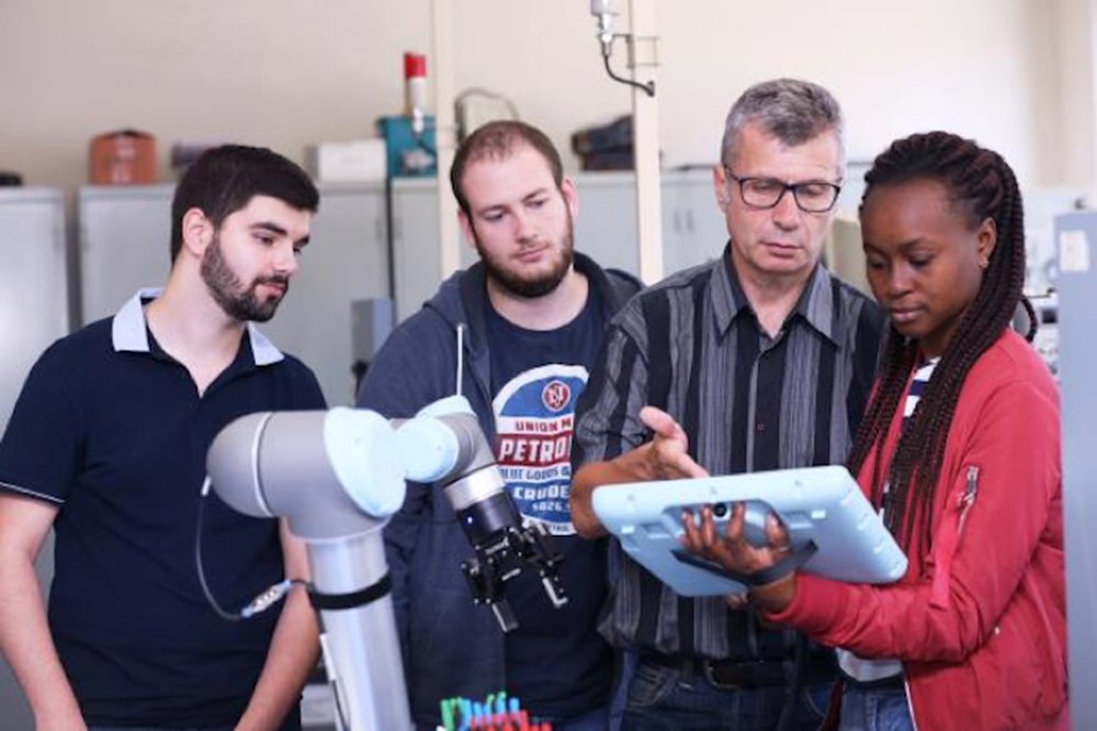 Universal Robots Continues to Lower Automation Barrier with Hands-on Robotic Programming Classes for Beginners and Advanced Users